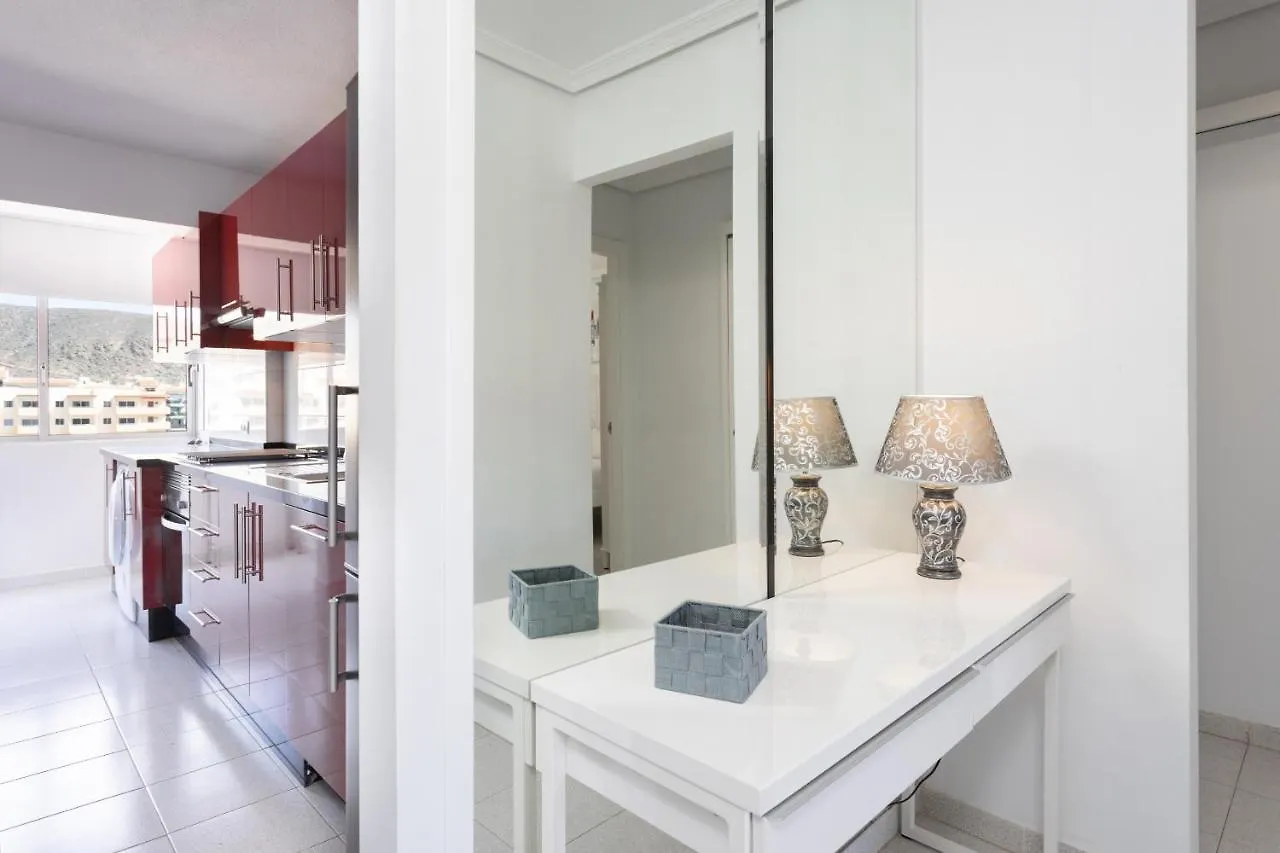 Black And White Apartment Free Wifi Los Cristianos  0*, Los Cristianos (Tenerife)
