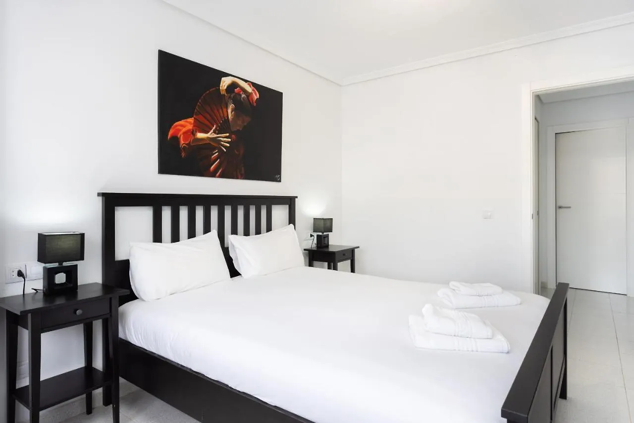 Black And White Apartment Free Wifi Лос Кристианос 0*,  Испания